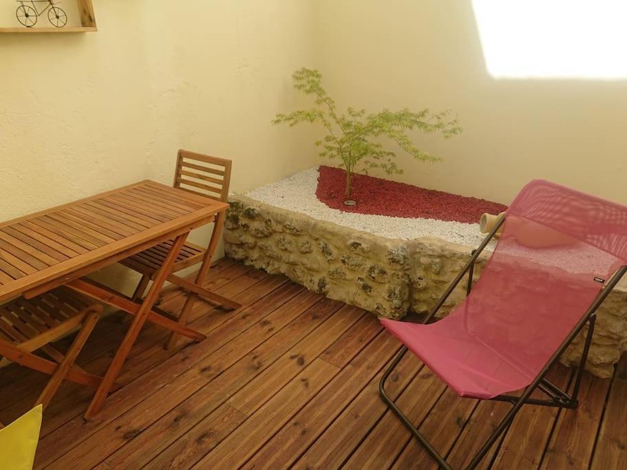 Maison De Ville En Plein Coeur De Jonzac Extérieur photo
